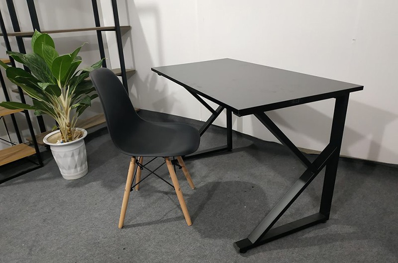 Bàn làm việc chân sắt chữ K