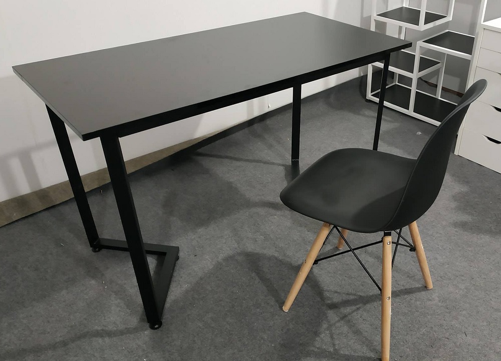 Bàn làm việc chân sắt giúp tiết kiệm chi phí