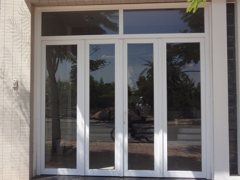 Mẫu cửa sắt 4 cánh với kính phản quang